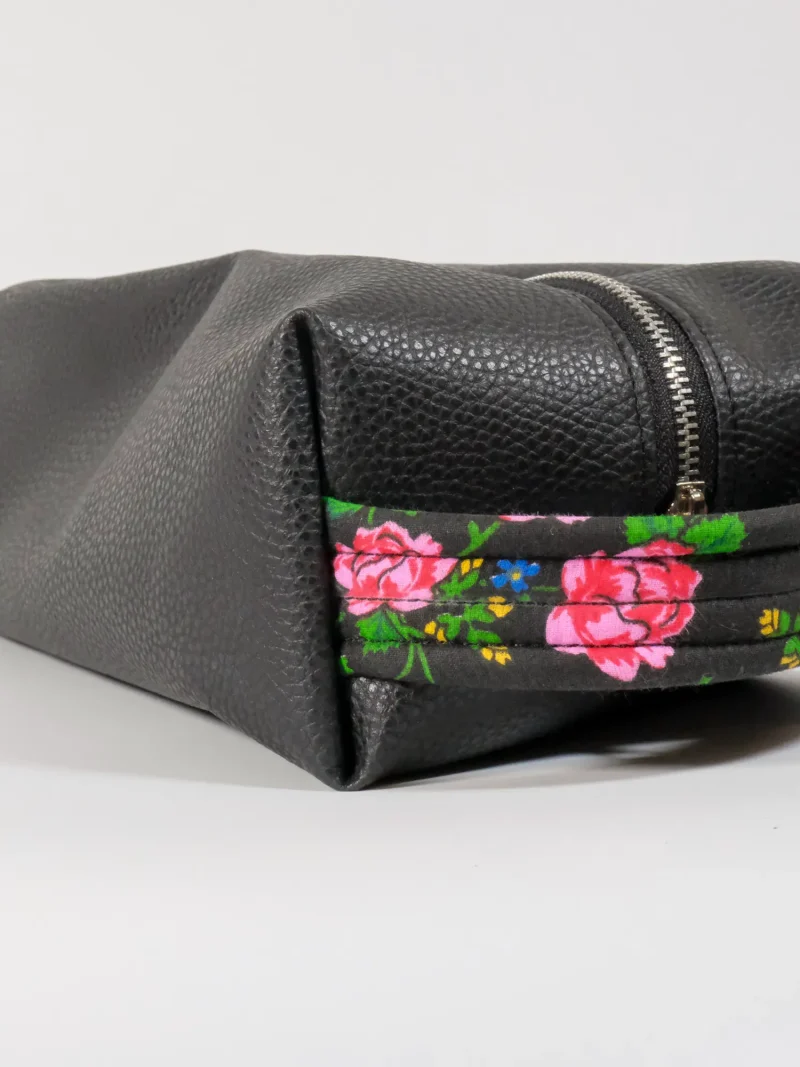 DSCF6824 Toaletní taška L - černá