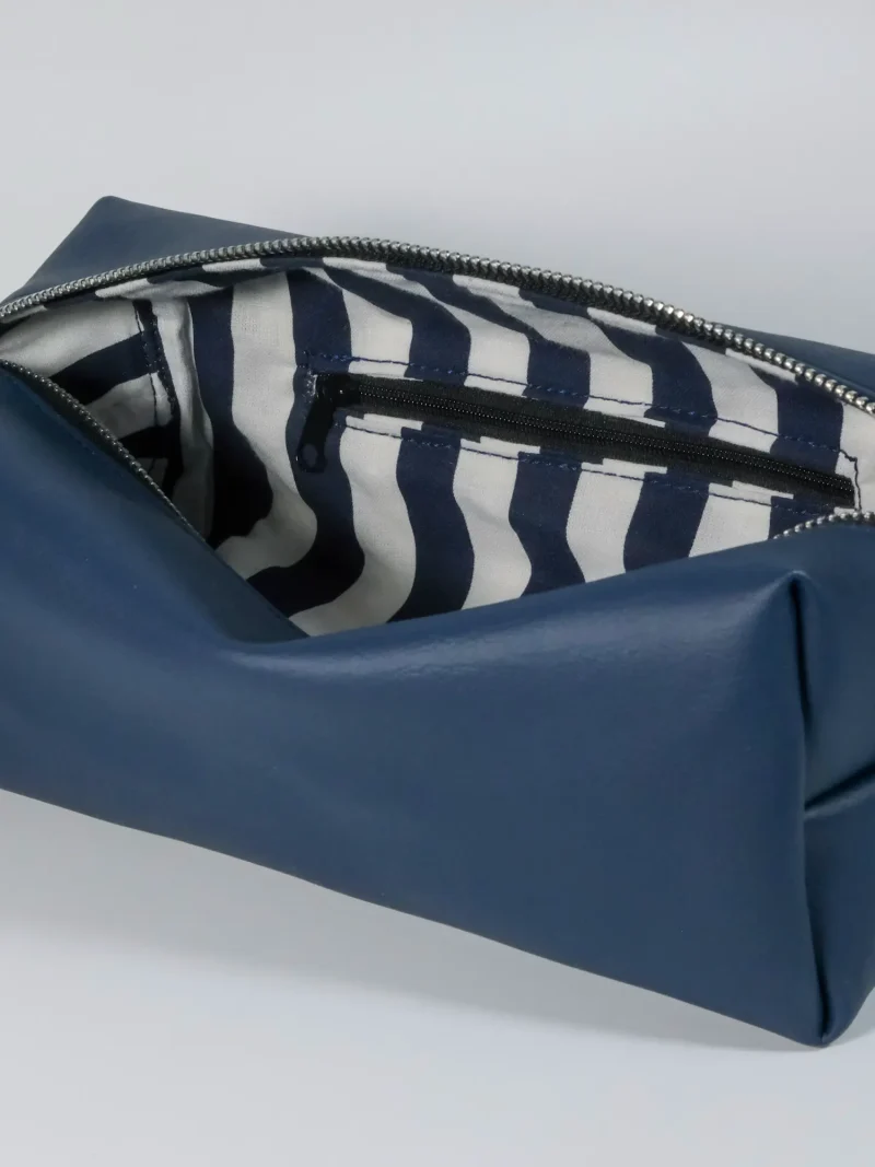 DSCF6932 Toaletní taška M - tmavě modrá